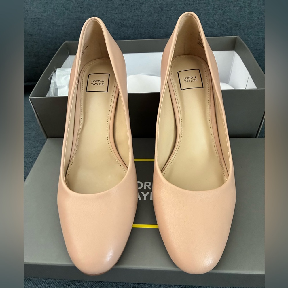 Nude leather pumps